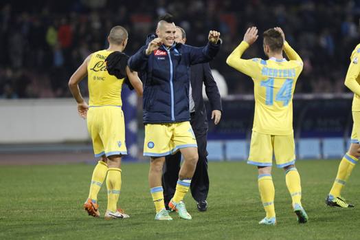 Hamsik si congratula con Mertens. LaPresse